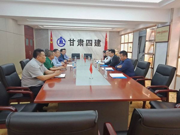 平?jīng)鍪懈笔虚L葉劍芳、平?jīng)鲢垂径麻L趙賢君一行赴蘭洽談融資擔(dān)保合作事宜(圖3)