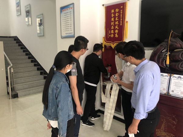 泓源新能源公司、出租車公司聯(lián)合開(kāi)展消防安全演練(圖2)