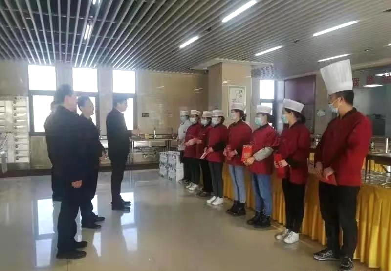 工業(yè)園區(qū)管委會、泓源公司慰問園區(qū)機關(guān)保安門衛(wèi)等一線人員(圖3)