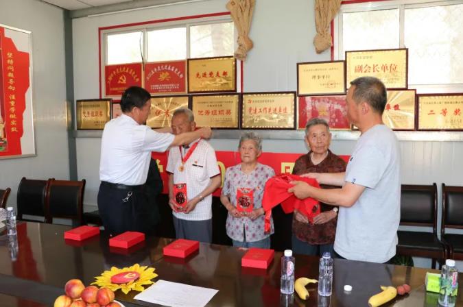 走訪慰問老黨員 深入實際學(xué)黨史—— 市政府國資委慰問泓源公司老黨員、困難黨員(圖2)