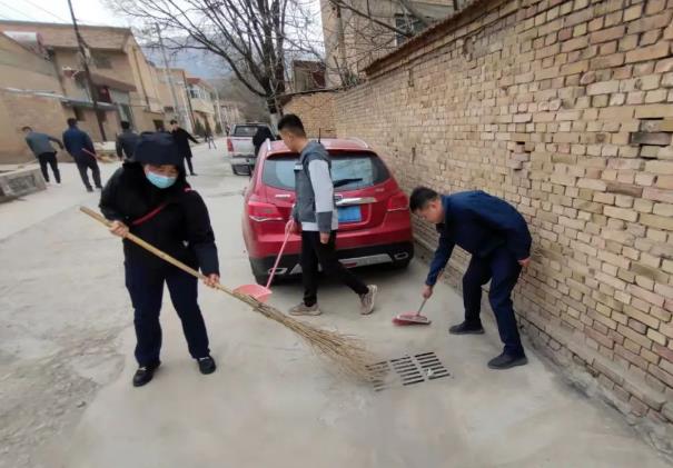 市產(chǎn)投集團(tuán)團(tuán)委開(kāi)展“學(xué)雷鋒義務(wù)清掃活動(dòng)”(圖2) 市產(chǎn)投集團(tuán)團(tuán)委開(kāi)展“學(xué)雷鋒義務(wù)清掃活動(dòng)”(圖2)