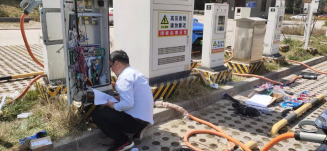 市產(chǎn)投集團平煤機公司開展充電樁檢修(圖2) 市產(chǎn)投集團平煤機公司開展充電樁檢修(圖2)
