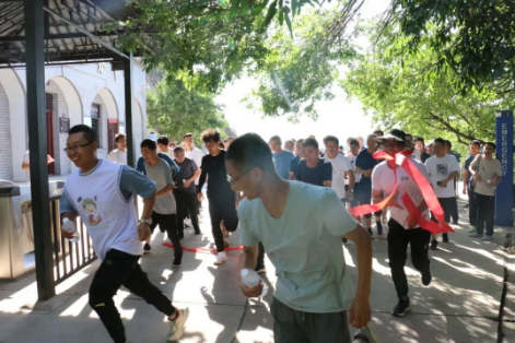 助力文旅市場 展示產(chǎn)投風(fēng)采——市產(chǎn)投集團(tuán)組織開展員工登山比賽活動(dòng)(圖2)