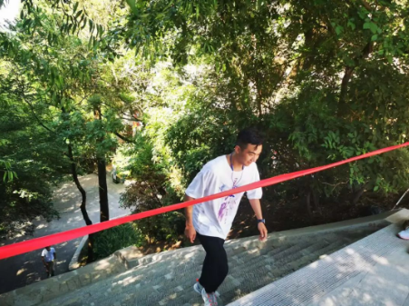 助力文旅市場 展示產(chǎn)投風(fēng)采——市產(chǎn)投集團(tuán)組織開展員工登山比賽活動(dòng)(圖8)