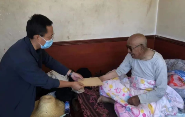 市產(chǎn)投集團(tuán)赴幫扶村對接工作并慰問困難黨員(圖2) 市產(chǎn)投集團(tuán)赴幫扶村對接工作并慰問困難黨員(圖2)